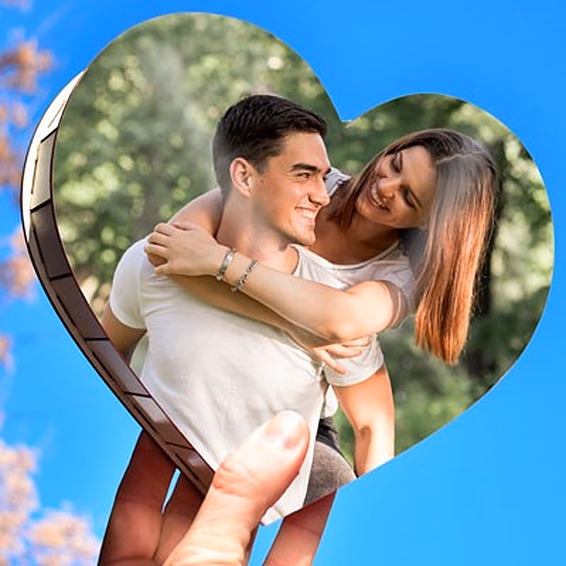 Caja en forma de corazón con foto y llena de chocolates.