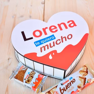 Caja de madera con forma de corazón y diseño kinder. Repleta de chocolates kinder.