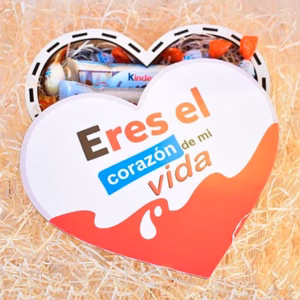 Caja kinder de madera en forma de corazón.