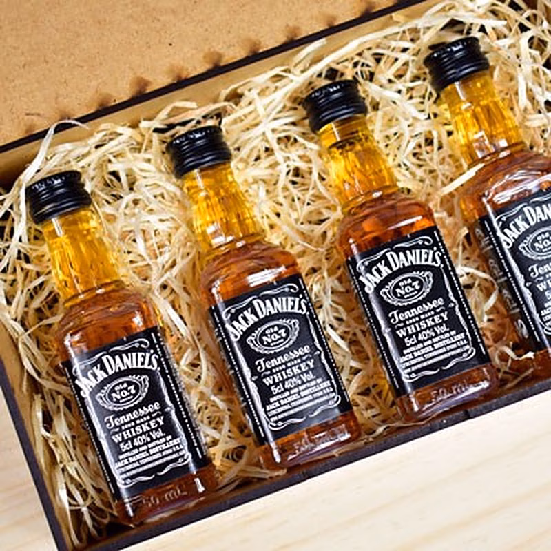 Caja de madera con 4 mini botellas de whisky Jack Daniel´s