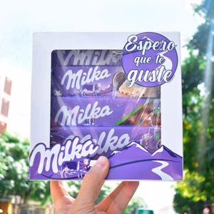Caja llena de chocolates Milka.