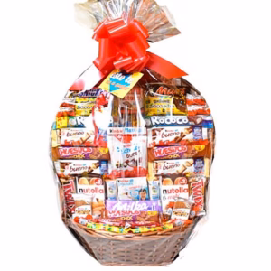 Cesta de regalo con chocolates surtidos para enviar a domicilio.