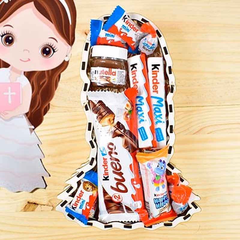 Caja en forma de muñeca de comunión con chocolates en su interior.