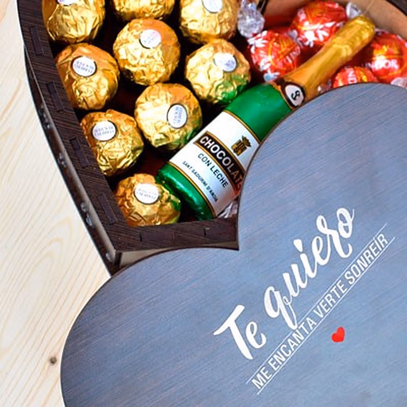 Caja en forma de corazón con bombones Lindor y Ferrero Rocher.