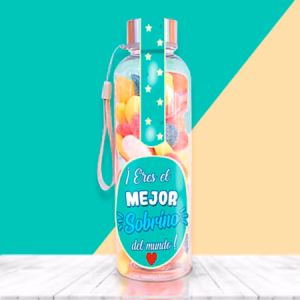 Botella rellena de chuches para regalar a un sobrino.