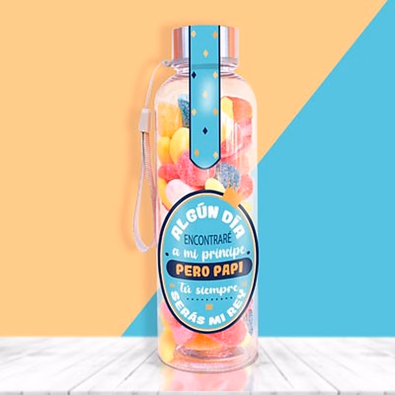Botella rellena de chuches para regalar a papá.