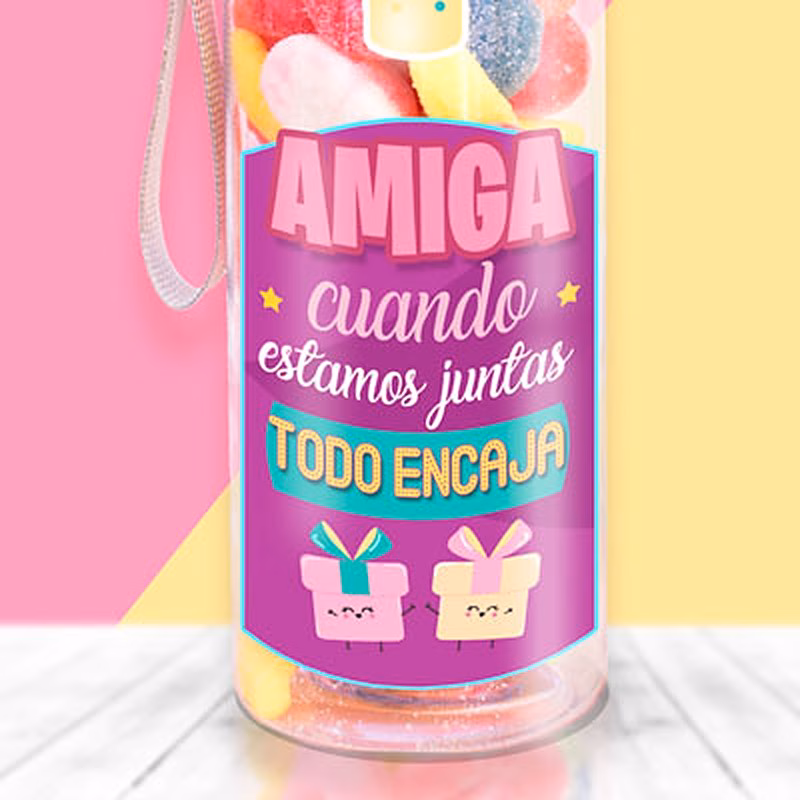 Botellas con chuches para regalar a una amiga.