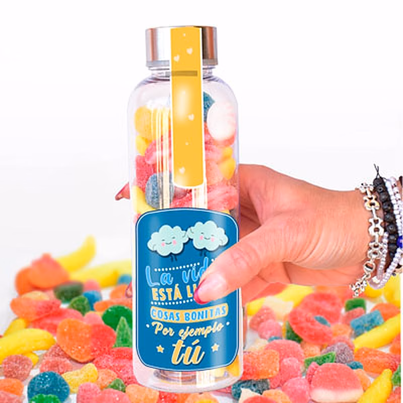 Botella con chuches para regalar a una persona a la que quieras.