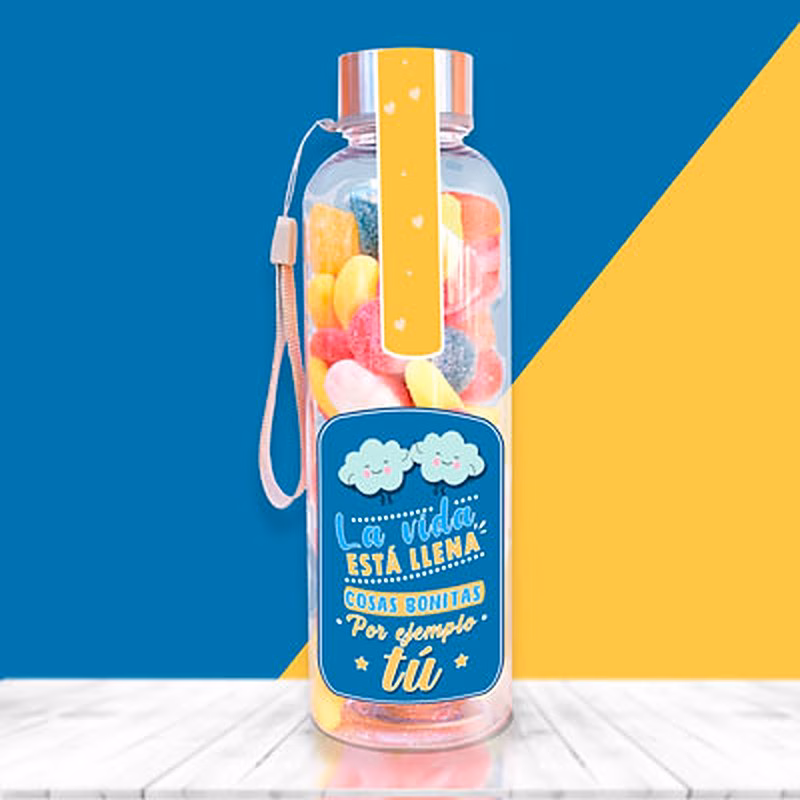 Botella con chuches para regalar a una persona a la que quieras.