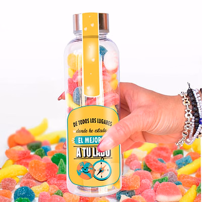 Botella llena de chuches con mensaje. De los lugares donde he estado el mejor es a tu lado.