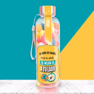 Botella llena de chuches con mensaje. De los lugares donde he estado el mejor es a tu lado.