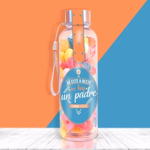 Botella rellena de chuches para regalar a papá.
