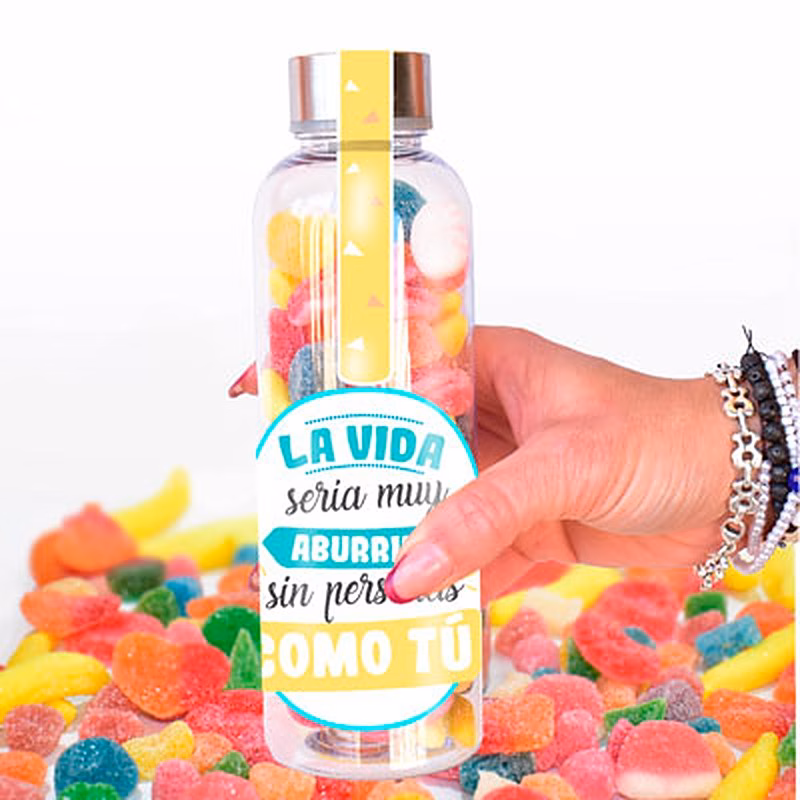 Botella con asa y tapón a rosca rellenas de chuches para regalar a un amigo.