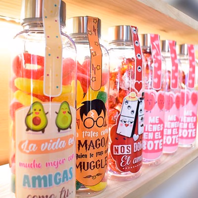 Botella rellena de chuches para regalar a papá.