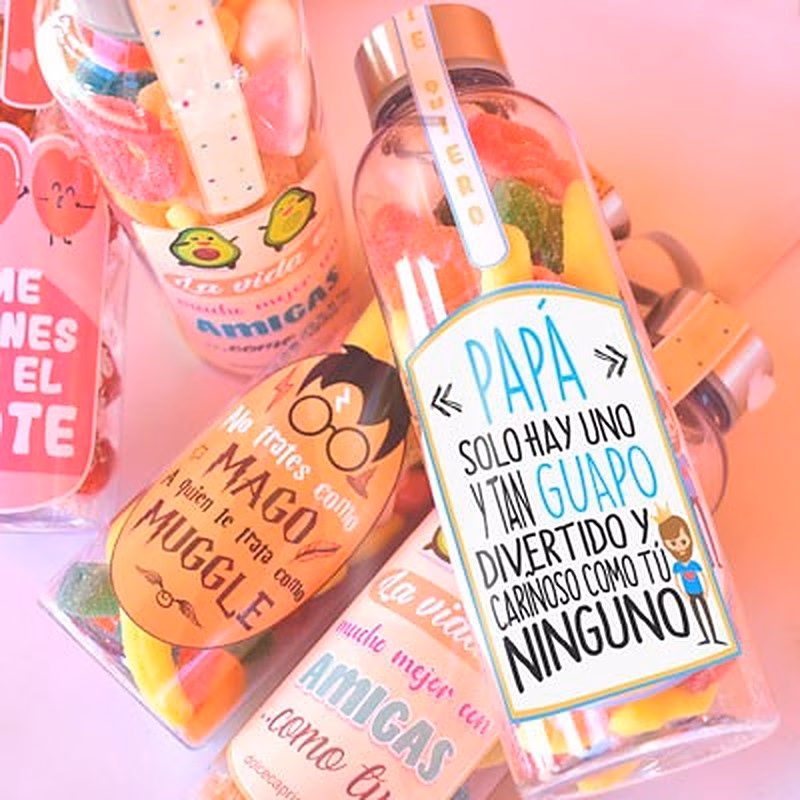 Botella rellena de chuches para regalar a papá.