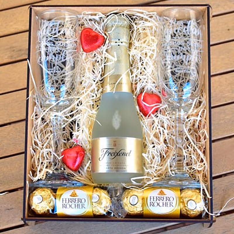 Caja de madera con 2 copas grabadas champagne y bombones.