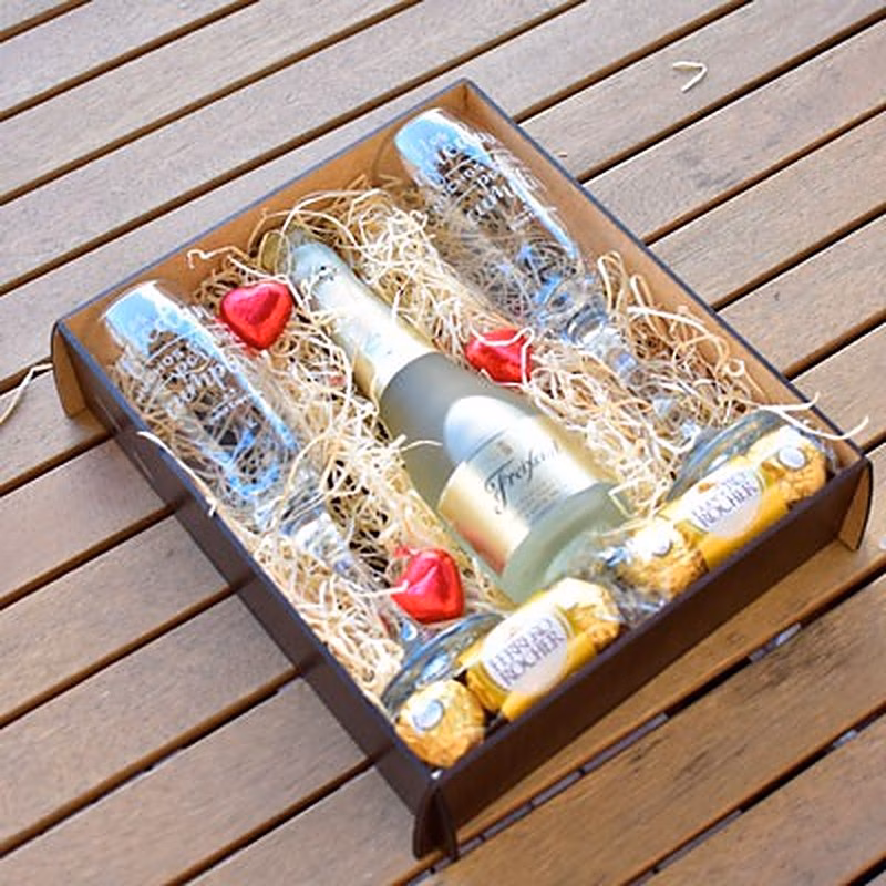 Caja de madera con 2 copas grabadas champagne y bombones.