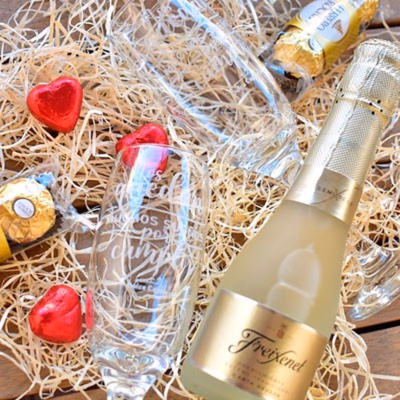 Caja de madera con 2 copas grabadas champagne y bombones.