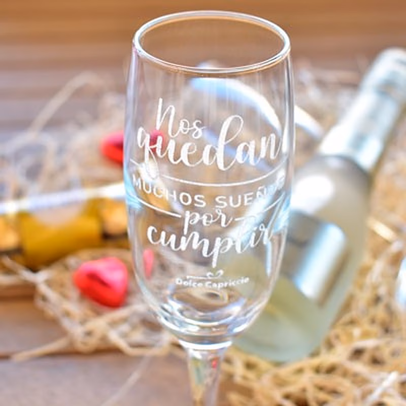 Caja de madera con 2 copas grabadas champagne y bombones.