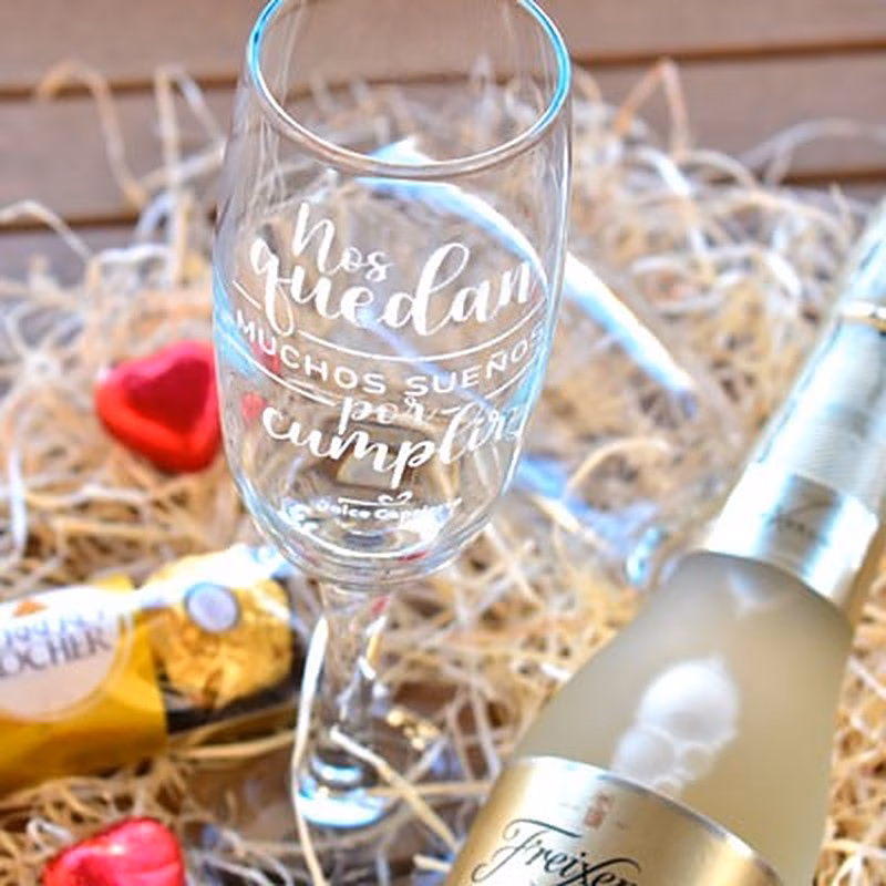 Caja de madera con 2 copas grabadas champagne y bombones.