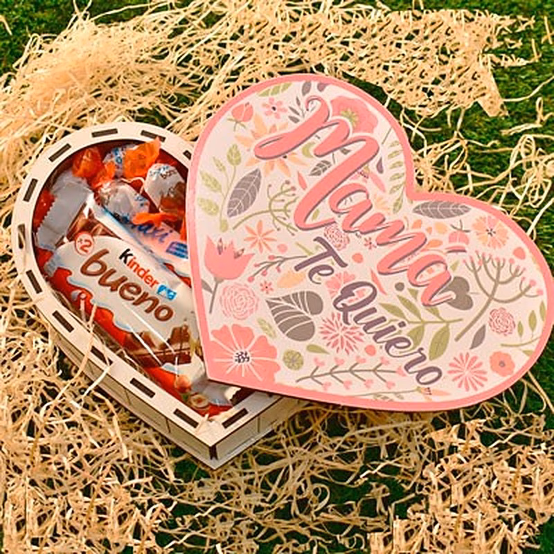 ¡Sorprende a tu mamá con nuestro regalo de caja de chocolates en forma de corazón! Esta hermosa caja con la inscripción "Te quiero mamá" en la tapa es la manera perfecta de demostrarle cuánto la quieres. Llena de deliciosos chocolates en su interior, esta caja será el regalo que a tu mamá le encantará. ¡Haz que su día sea especial con nuestra caja de chocolates en forma de corazón para mamá!