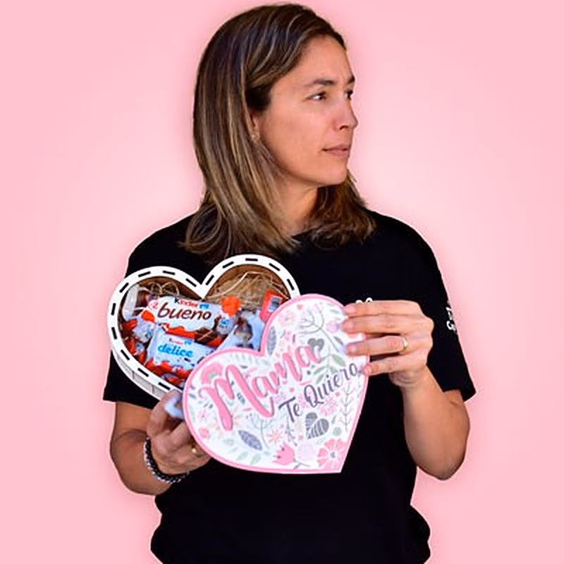 ¡Sorprende a tu mamá con nuestro regalo de caja de chocolates en forma de corazón! Esta hermosa caja con la inscripción "Te quiero mamá" en la tapa es la manera perfecta de demostrarle cuánto la quieres. Llena de deliciosos chocolates en su interior, esta caja será el regalo que a tu mamá le encantará. ¡Haz que su día sea especial con nuestra caja de chocolates en forma de corazón para mamá!