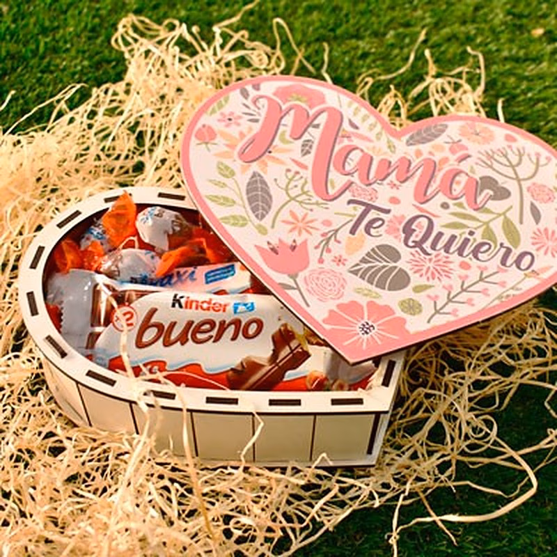 ¡Sorprende a tu mamá con nuestro regalo de caja de chocolates en forma de corazón! Esta hermosa caja con la inscripción "Te quiero mamá" en la tapa es la manera perfecta de demostrarle cuánto la quieres. Llena de deliciosos chocolates en su interior, esta caja será el regalo que a tu mamá le encantará. ¡Haz que su día sea especial con nuestra caja de chocolates en forma de corazón para mamá!