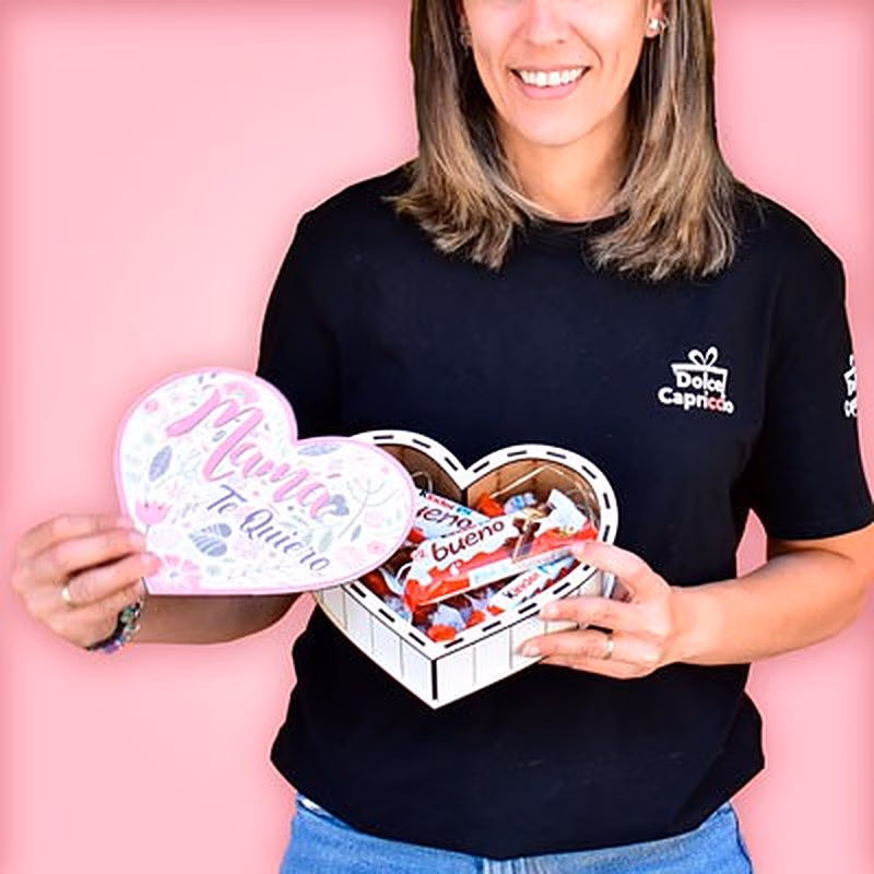 ¡Sorprende a tu mamá con nuestro regalo de caja de chocolates en forma de corazón! Esta hermosa caja con la inscripción "Te quiero mamá" en la tapa es la manera perfecta de demostrarle cuánto la quieres. Llena de deliciosos chocolates en su interior, esta caja será el regalo que a tu mamá le encantará. ¡Haz que su día sea especial con nuestra caja de chocolates en forma de corazón para mamá!