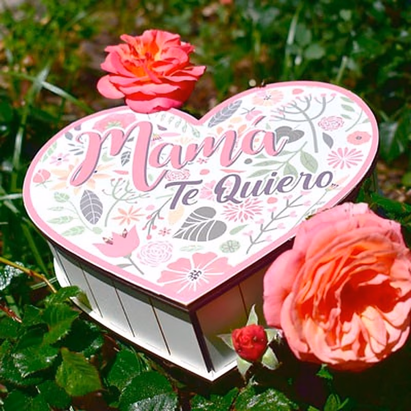 ¡Sorprende a tu mamá con nuestro regalo de caja de chocolates en forma de corazón! Esta hermosa caja con la inscripción "Te quiero mamá" en la tapa es la manera perfecta de demostrarle cuánto la quieres. Llena de deliciosos chocolates en su interior, esta caja será el regalo que a tu mamá le encantará. ¡Haz que su día sea especial con nuestra caja de chocolates en forma de corazón para mamá!
