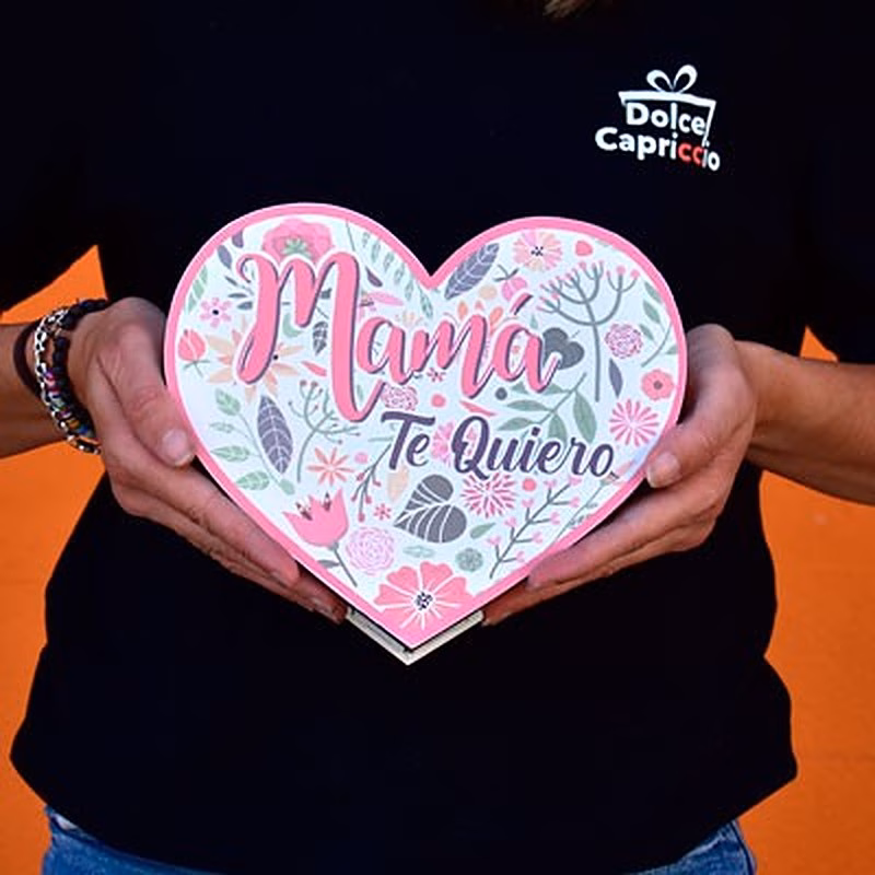 ¡Sorprende a tu mamá con nuestro regalo de caja de chocolates en forma de corazón! Esta hermosa caja con la inscripción "Te quiero mamá" en la tapa es la manera perfecta de demostrarle cuánto la quieres. Llena de deliciosos chocolates en su interior, esta caja será el regalo que a tu mamá le encantará. ¡Haz que su día sea especial con nuestra caja de chocolates en forma de corazón para mamá!