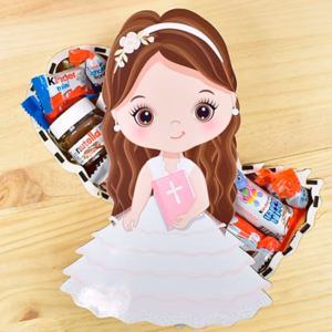 Caja en forma de muñeca de comunión con chocolates en su interior.