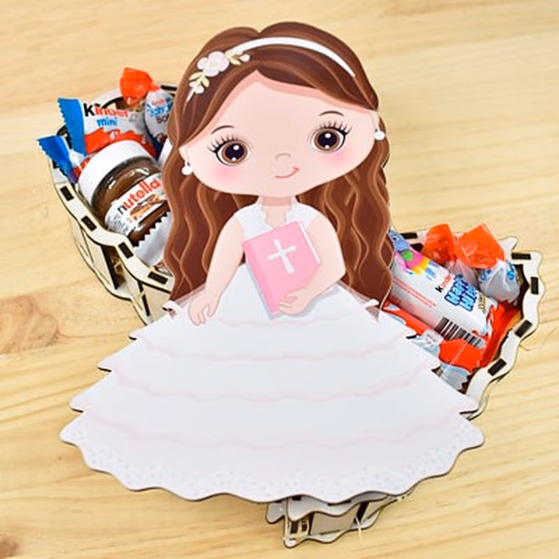 Caja en forma de muñeca de comunión con chocolates en su interior.