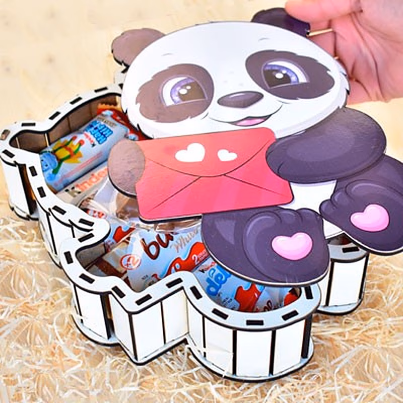 Caja de madera en forma de oso panda rellena de chocolates.