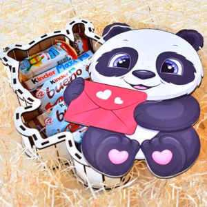 Caja de madera en forma de oso panda rellena de chocolates.