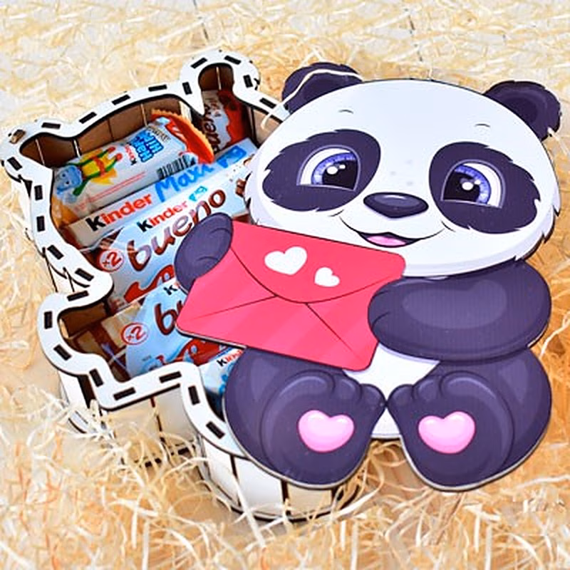 Caja de madera en forma de oso panda rellena de chocolates.