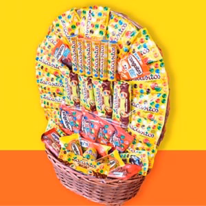 Cesta con chocolates Lacasitos y Conguitos