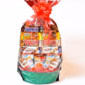 Cesta surtida de chocolates.