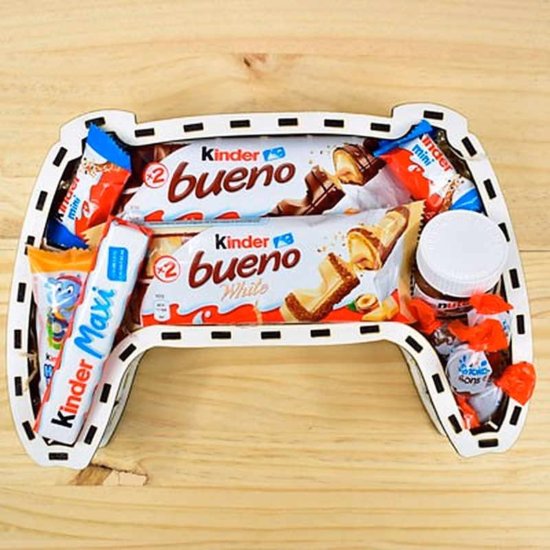 Caja de madera en forma de mando de la Play Stations 5. Repleta de chocolates.