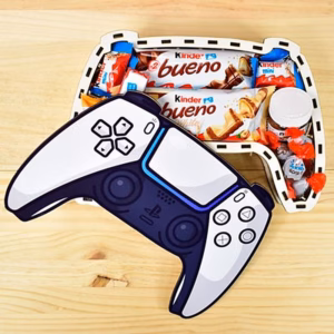 Caja de madera en forma de mando de la Play Stations 5. Repleta de chocolates.