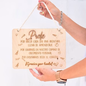 Placa de madera grabada para regalar a los profesores.