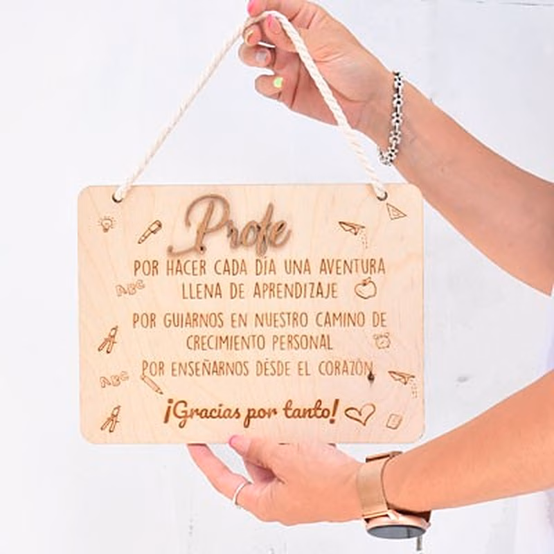 Placa de madera grabada para regalar a los profesores.