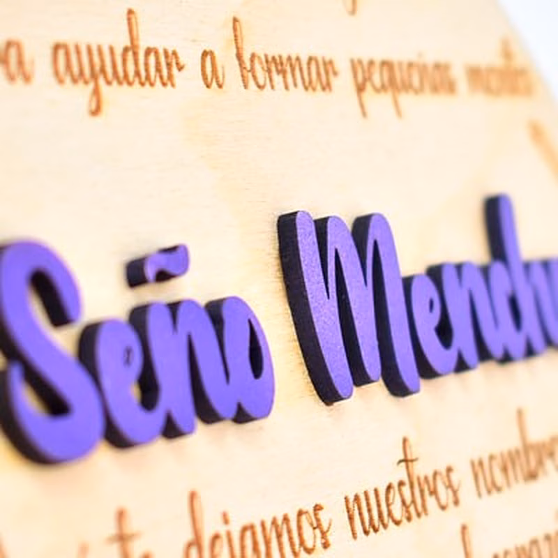 Placa de madera personalizada para regalar a profesor.