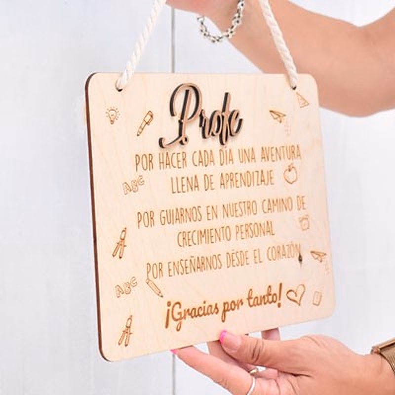 Placa de madera grabada para regalar a los profesores.