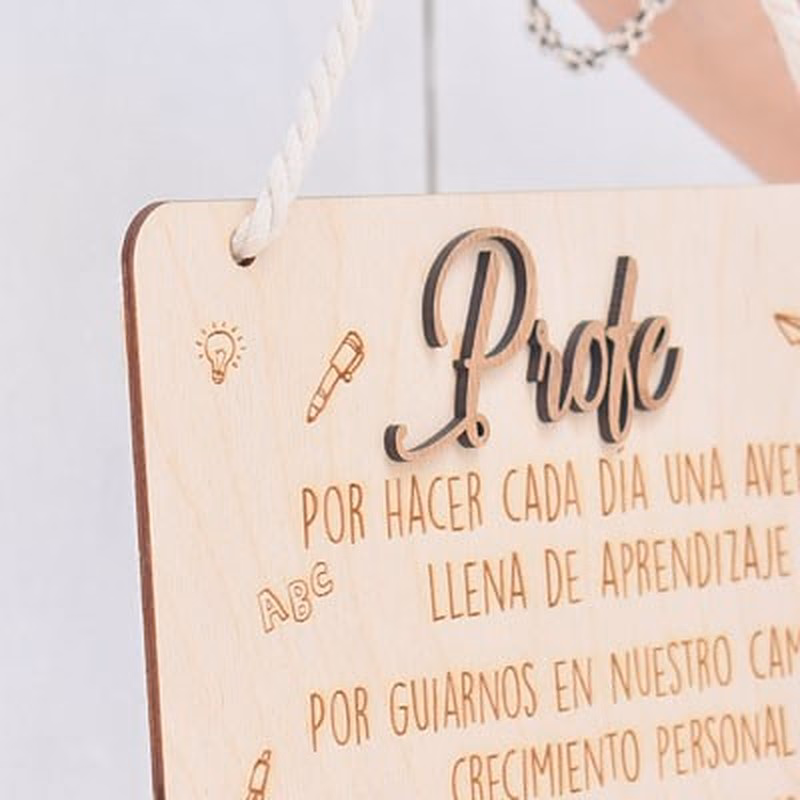 Placa de madera grabada para regalar a los profesores.