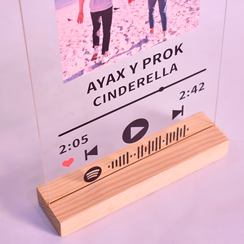 Placa de Spotify con expositor de madera.